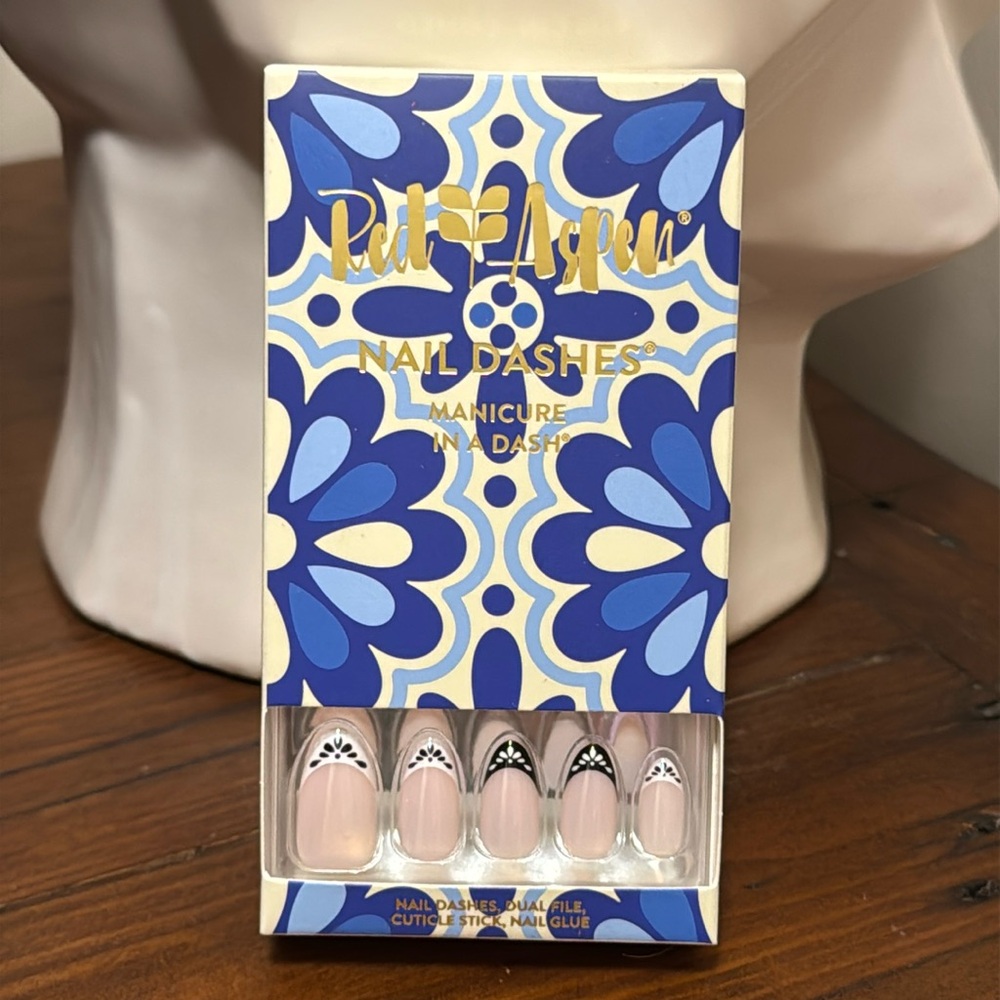 RED ASPEN Cin Cin Cohen Nail Dashes med Pop On Almond